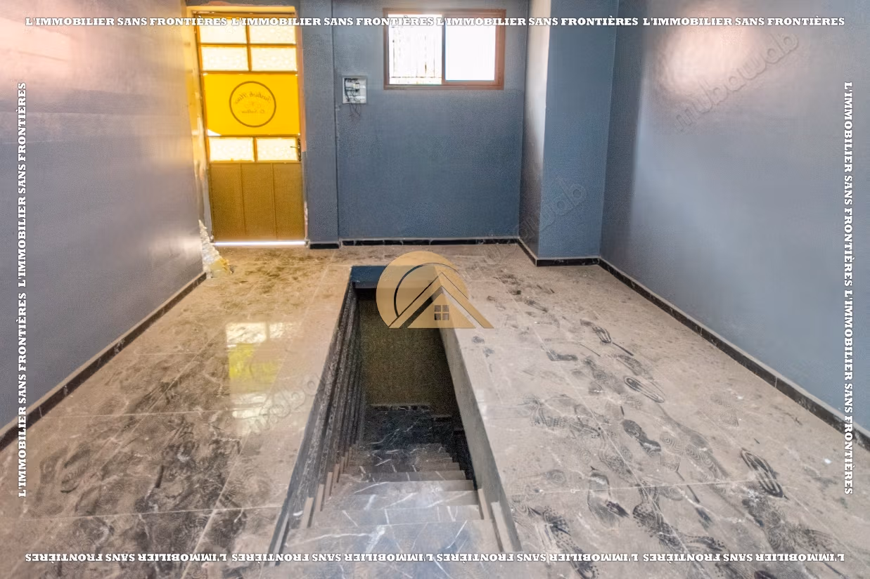 Local commercial vide à louer au quartier Charaf — 355 m²