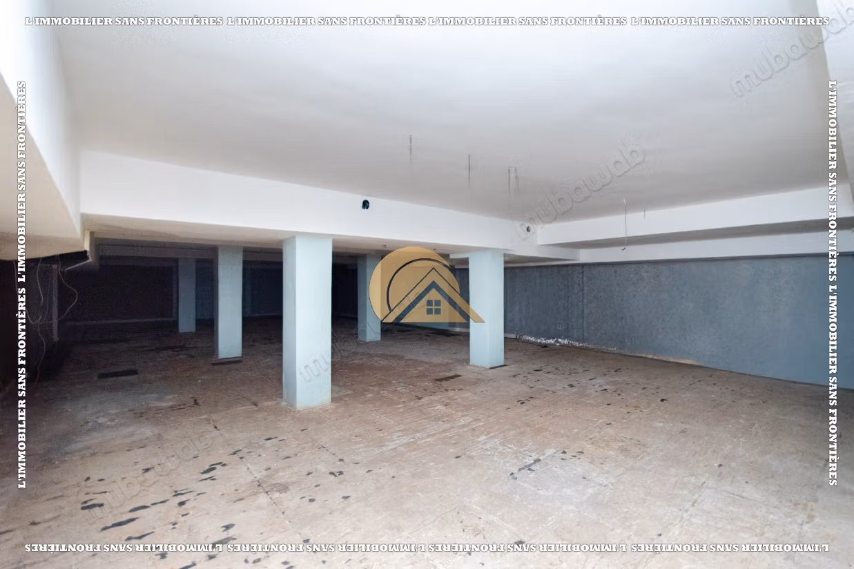 Local commercial vide à louer au quartier Charaf — 355 m²