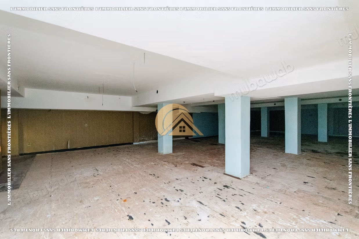 Local commercial vide à louer au quartier Charaf — 355 m²