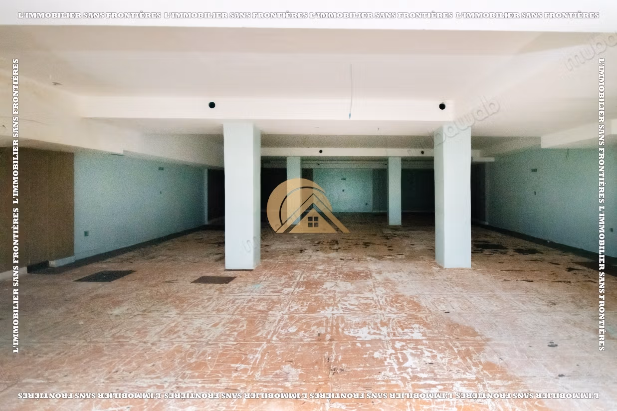 Local commercial vide à louer au quartier Charaf — 355 m²