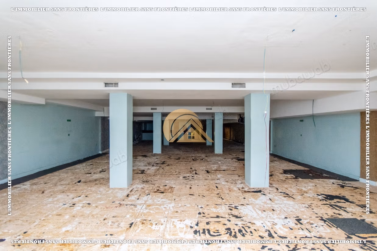 Local commercial vide à louer au quartier Charaf — 355 m²