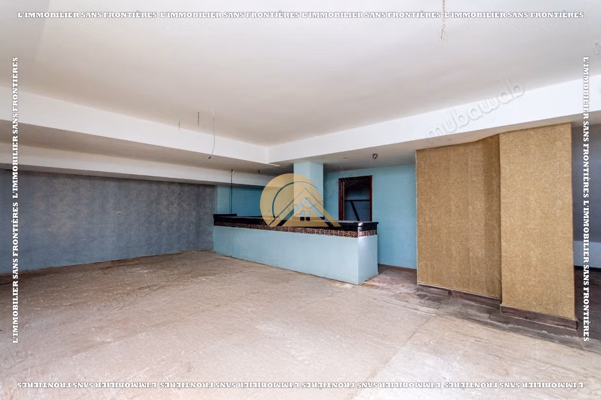Local commercial vide à louer au quartier Charaf — 355 m²