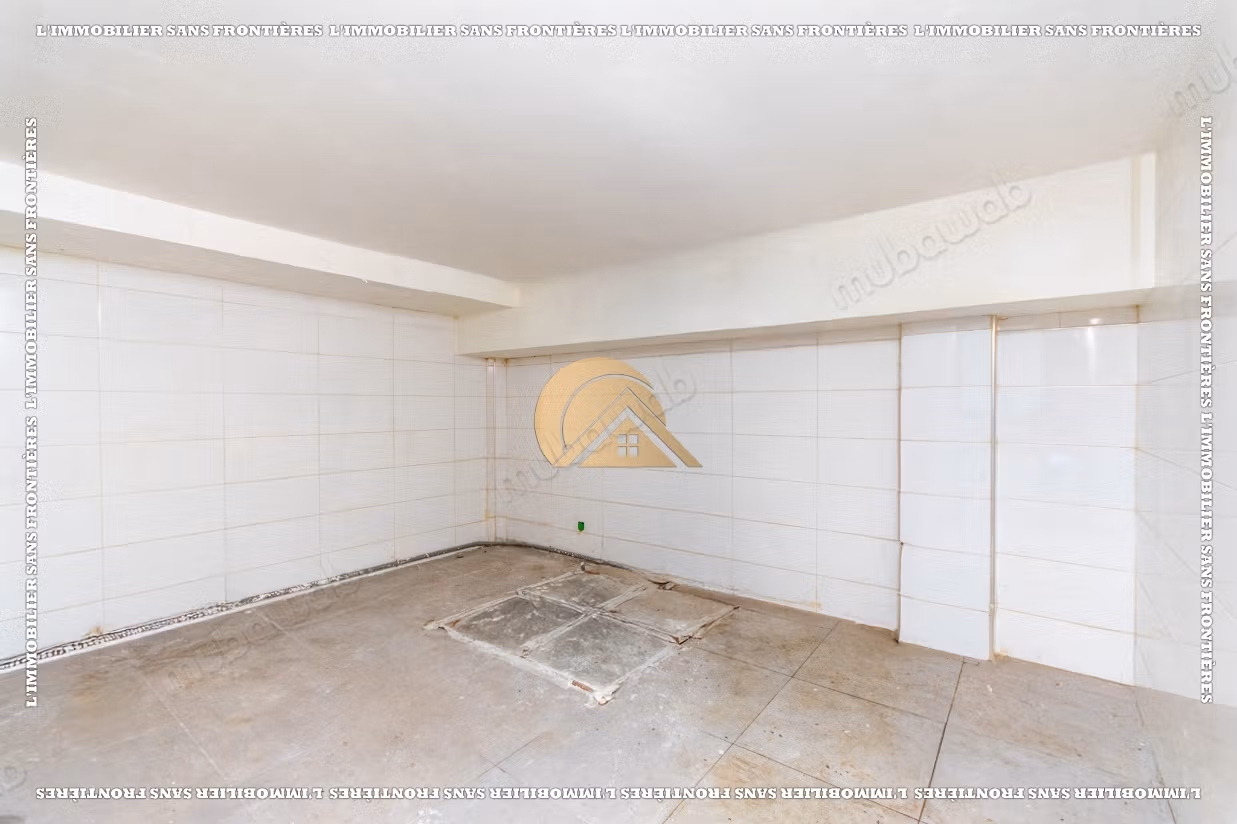 Local commercial vide à louer au quartier Charaf — 355 m²