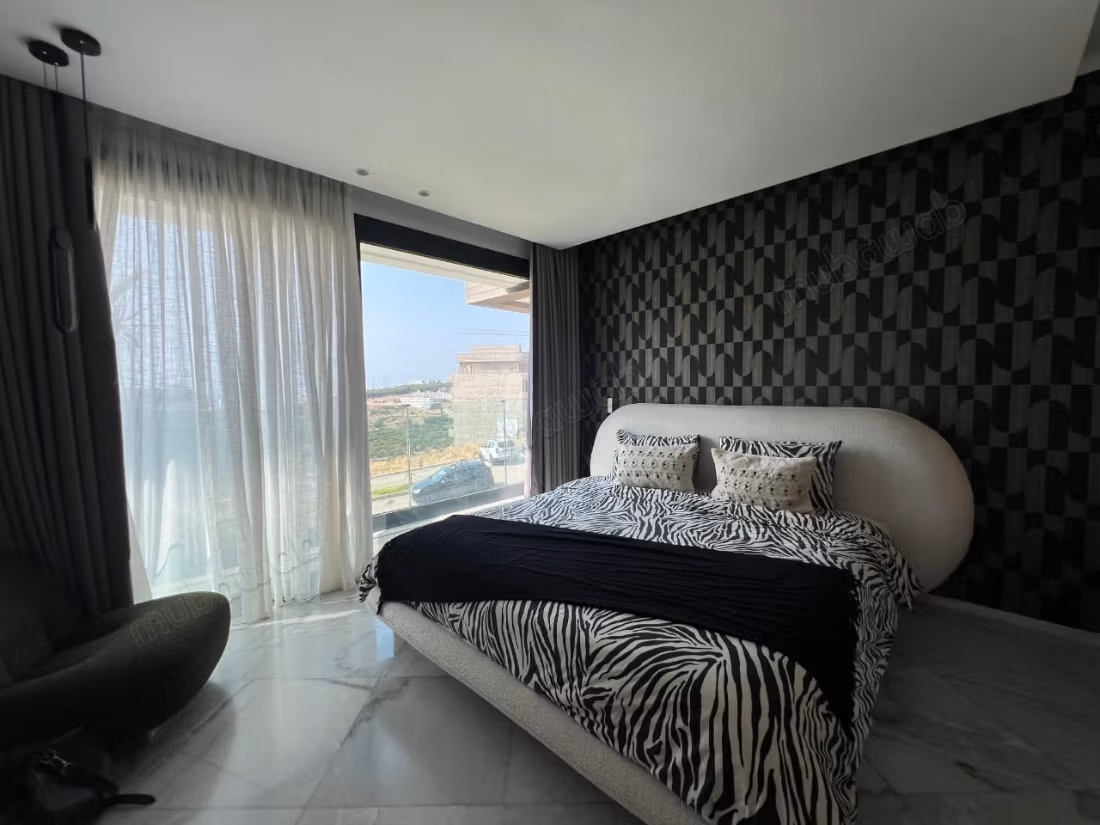 Magnificent high standing apartment with pool