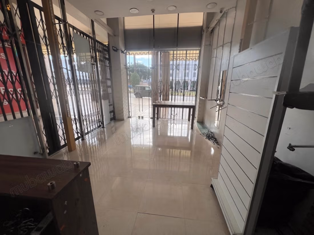 Local comercial a alquilar en Medina. Superficie total 35 m². Servicio de conserjería, aire acondicionado