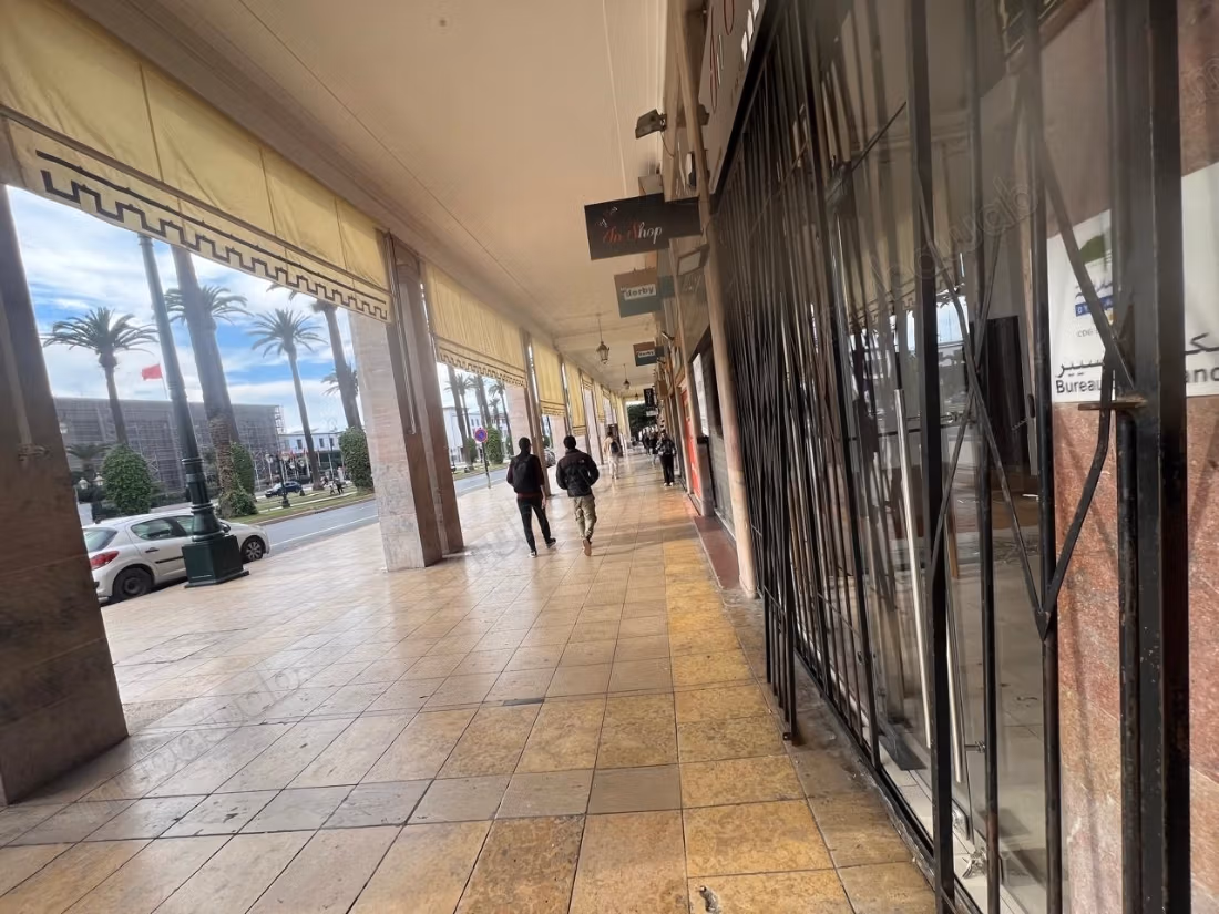 Local comercial a alquilar en Medina. Superficie total 35 m². Servicio de conserjería, aire acondicionado