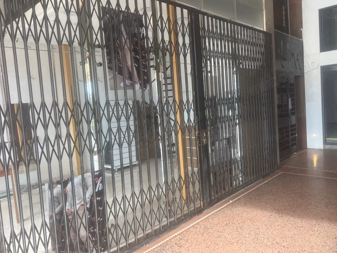 Local comercial a alquilar en Medina. Superficie total 35 m². Servicio de conserjería, aire acondicionado