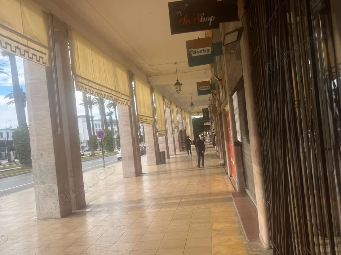 Local comercial a alquilar en Medina. Superficie total 35 m². Servicio de conserjería, aire acondicionado