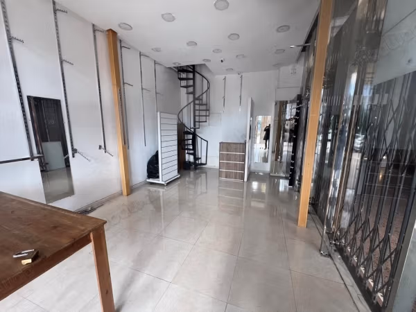 Local comercial a alquilar en Medina. Superficie total 35 m². Servicio de conserjería, aire acondicionado