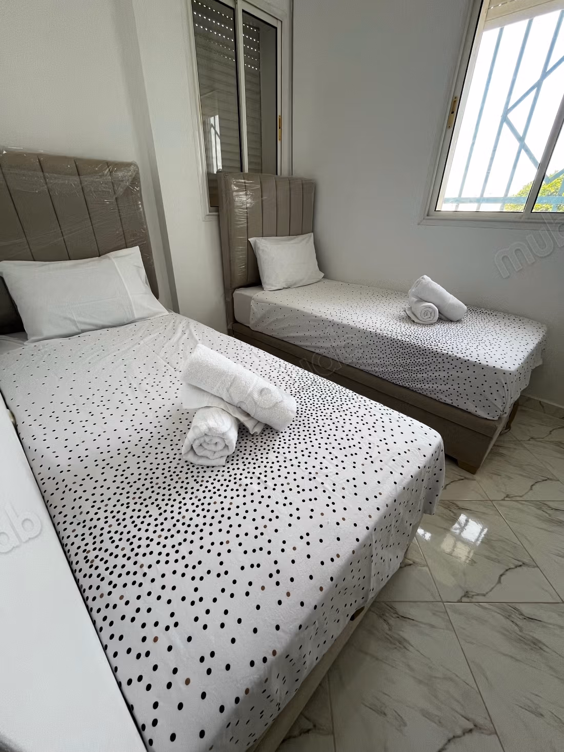 Encuentra un apartamento para comprar. 2 amplias áreas de estar. Muebles nuevos