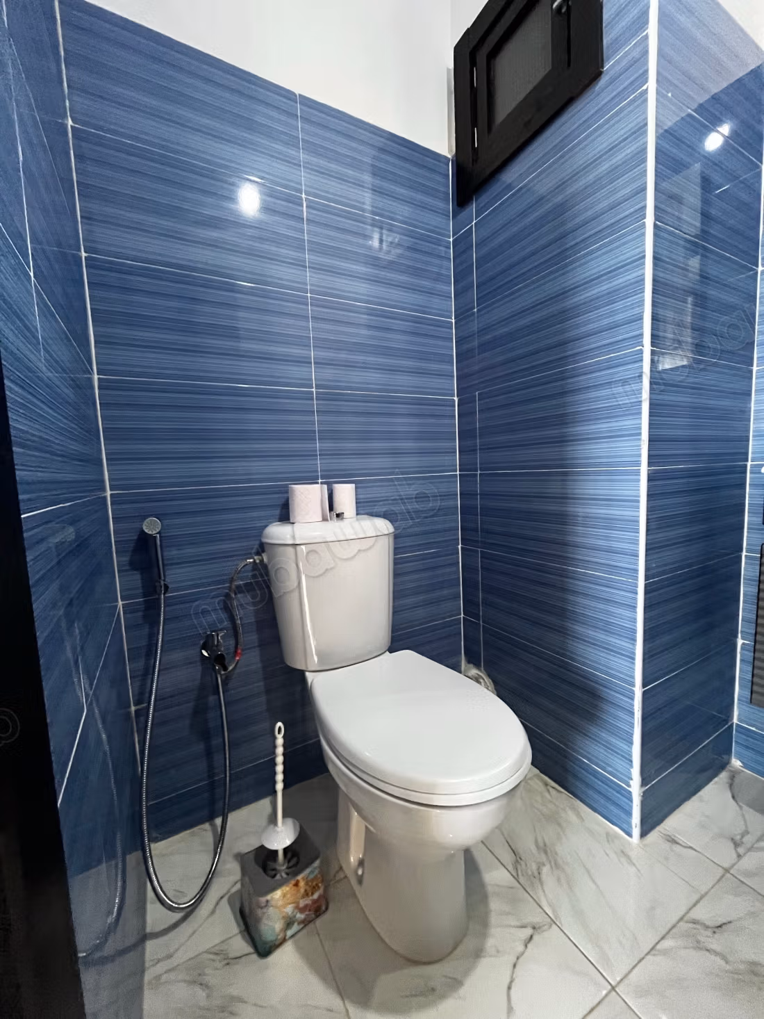 Encuentra un apartamento para comprar. 2 amplias áreas de estar. Muebles nuevos