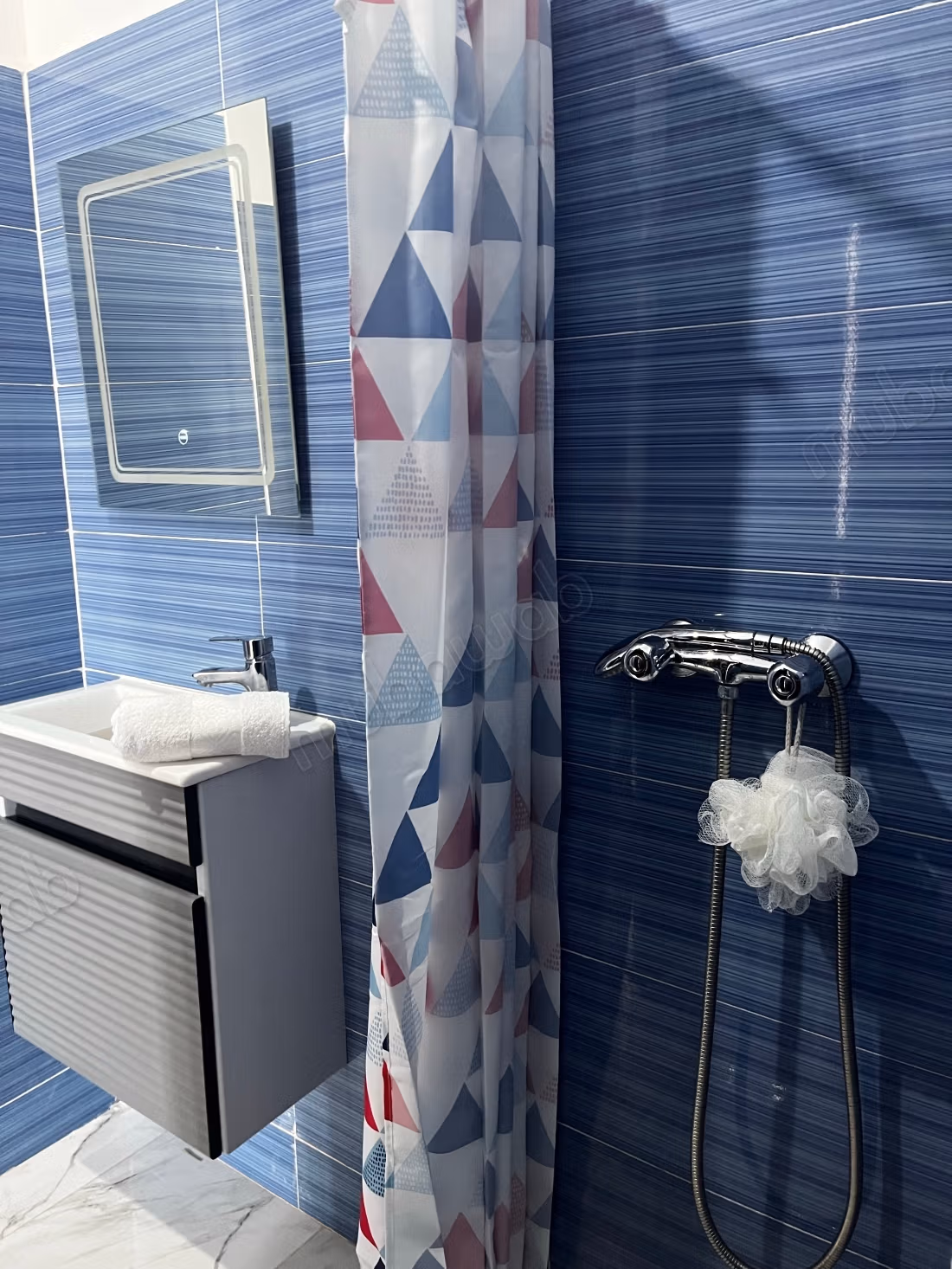 Encuentra un apartamento para comprar. 2 amplias áreas de estar. Muebles nuevos