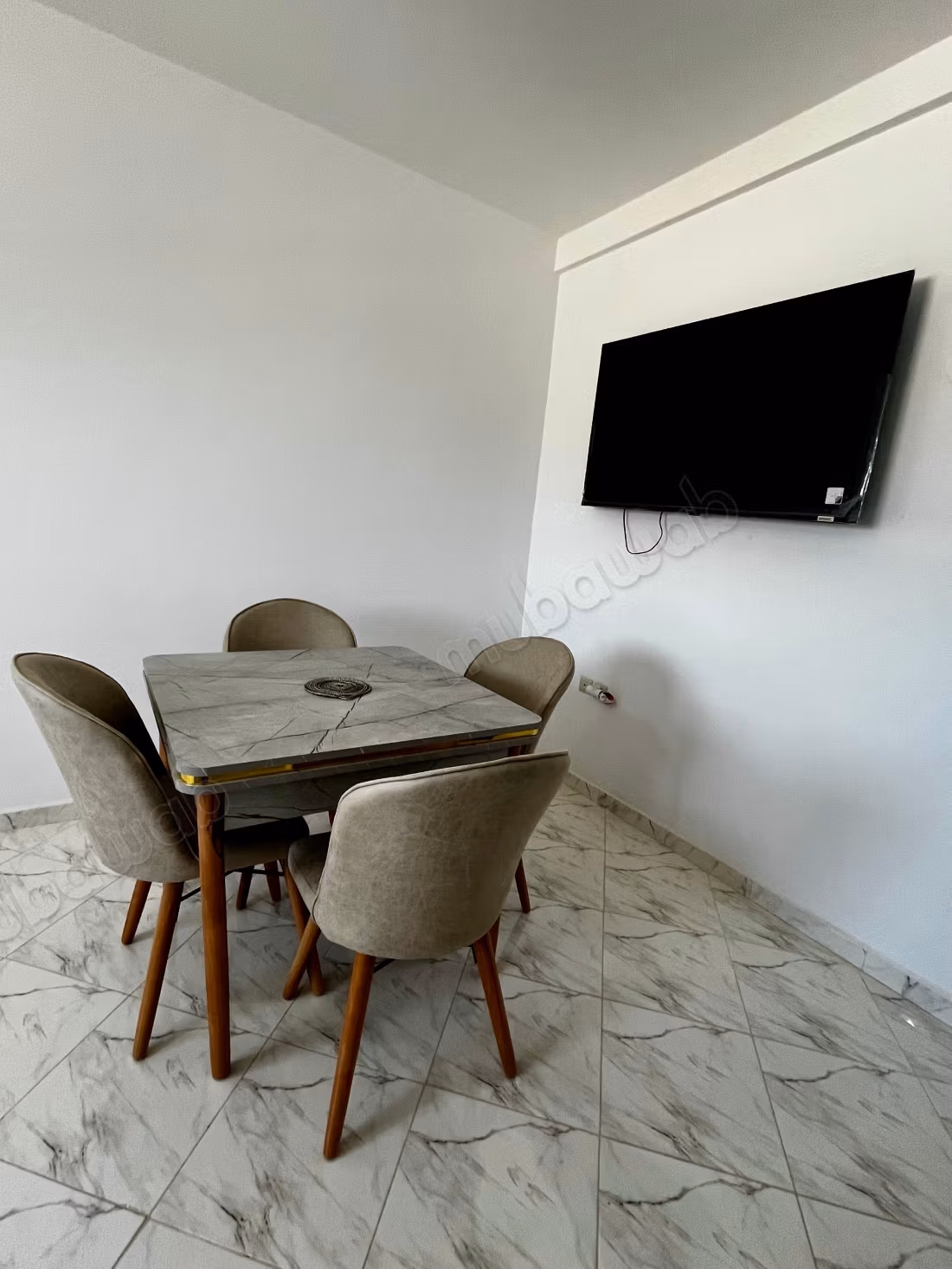 Encuentra un apartamento para comprar. 2 amplias áreas de estar. Muebles nuevos