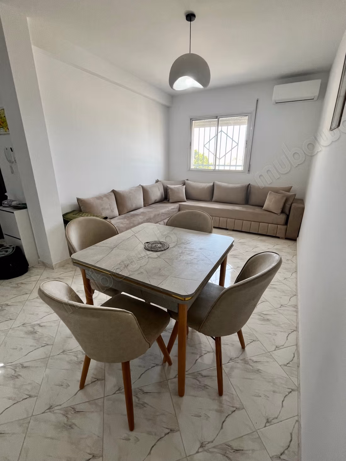 Encuentra un apartamento para comprar. 2 amplias áreas de estar. Muebles nuevos