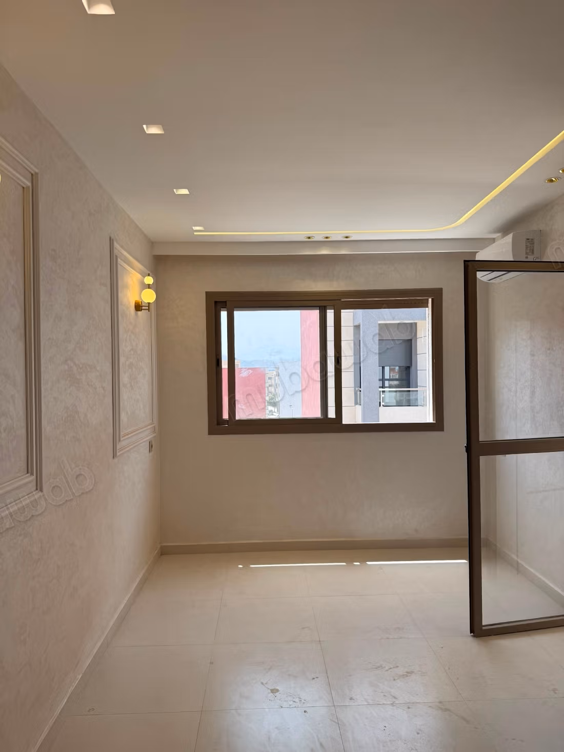 Vendre un appartement à Martil. 2 chambres merveilleuses. Services de conciergerie et climatisation