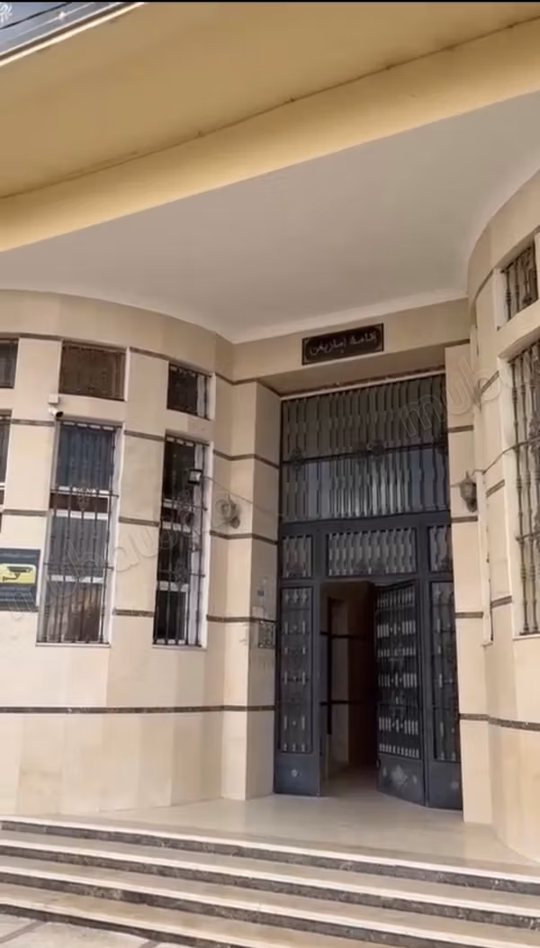 Appartement gelegen in de residentie Amazighen, op de 1e verdieping, in het industriële gebied van Gzenaya in Tanger. Prijs licht bespreekbaar voor een serieuze koper