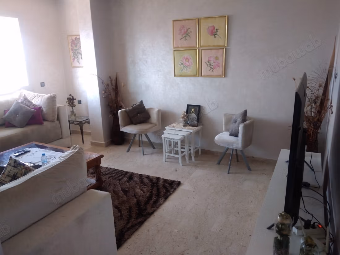 Vente d'un bel appartement à Oasis sud. 
2 pièces confortables. 
Bien meublé