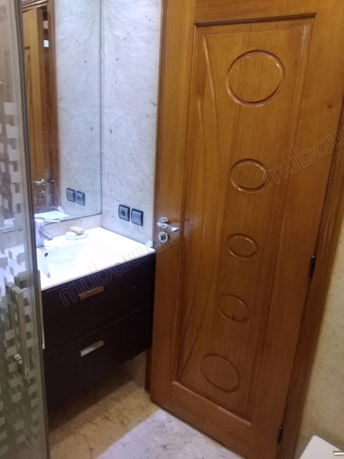 Vente d'un bel appartement à Oasis sud. 
2 pièces confortables. 
Bien meublé