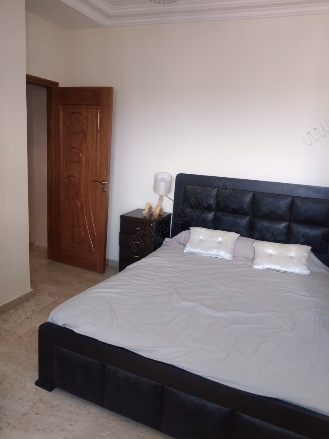 Vente d'un bel appartement à Oasis sud. 
2 pièces confortables. 
Bien meublé