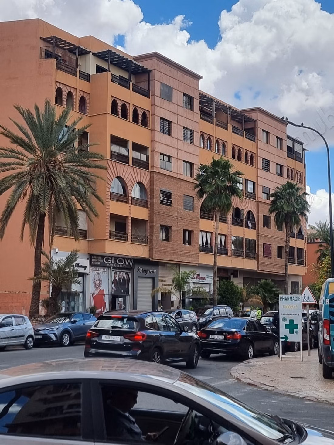 شقة مطلة على حمام السباحة في وسط المدينة