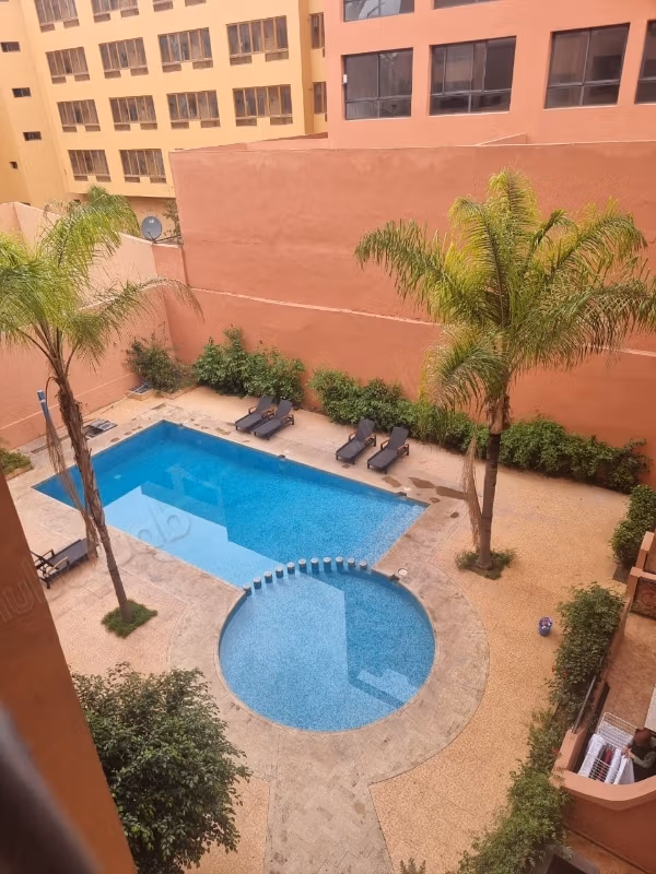 Apartamento con vista a la piscina en el centro de la ciudad