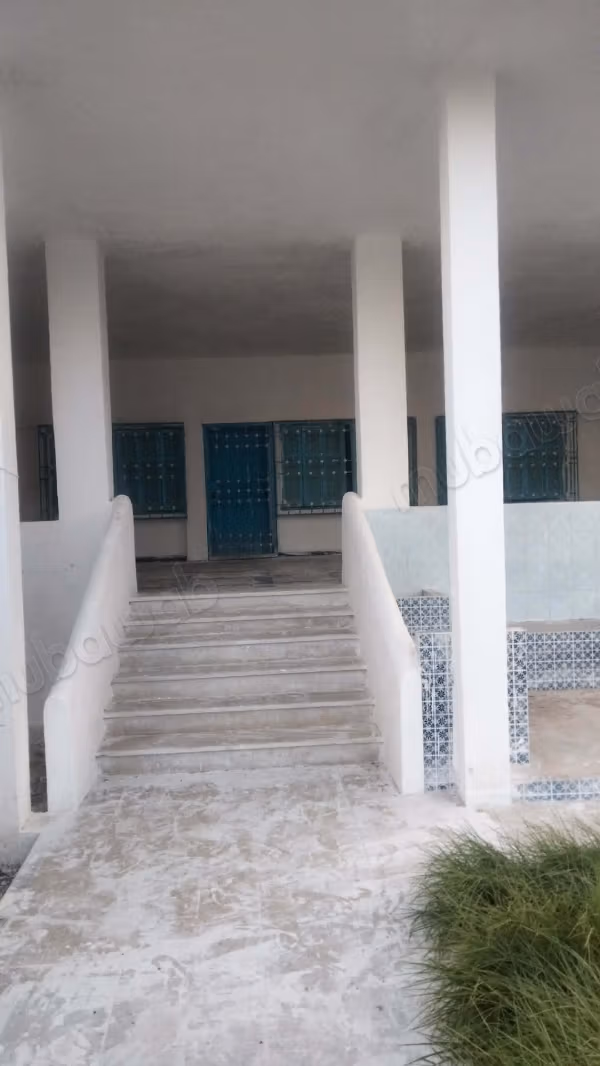 أرض بالقرب من الشاطئ T. F. فردي ذو واجهتين
