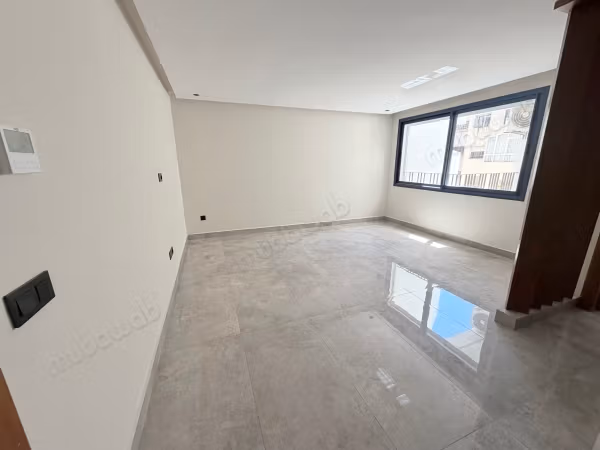 Location d'un appartement à Belvédère. 
1 belle chambre. 
Service de concierge et climatisation