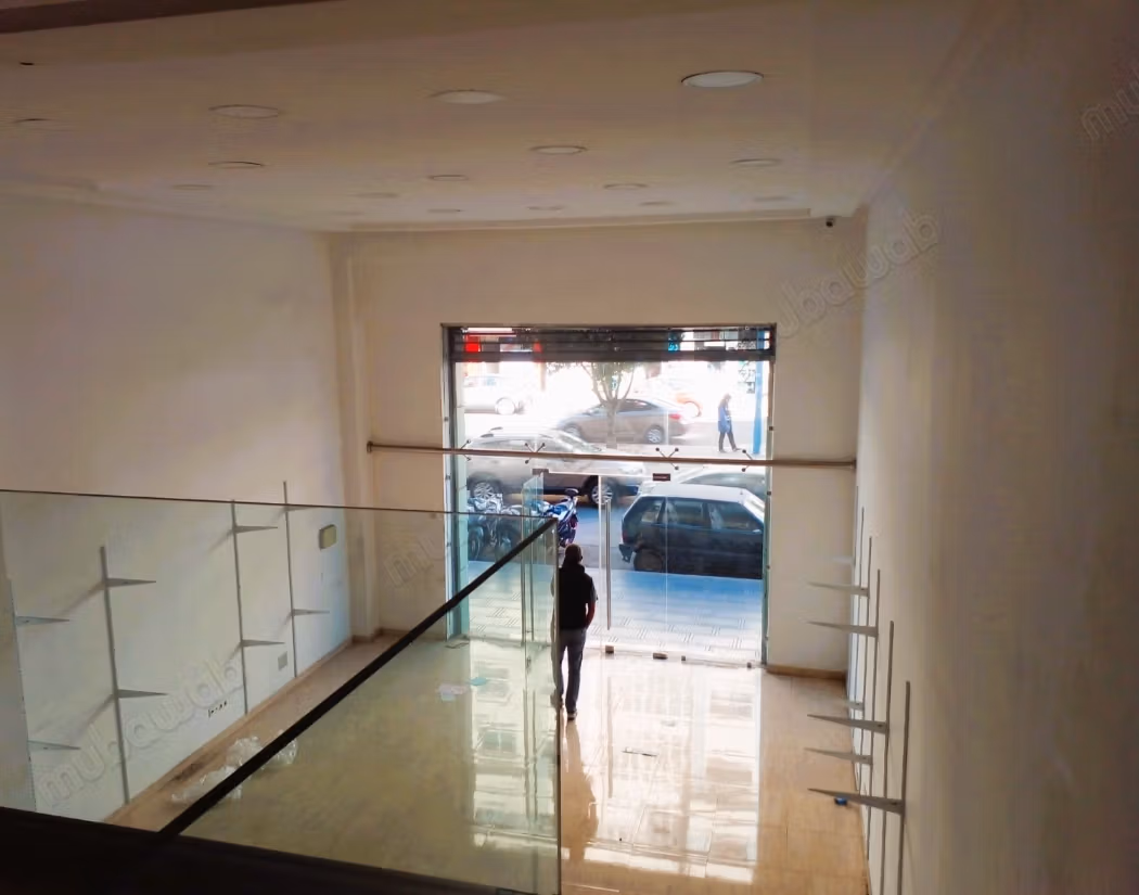 Winkel 208m2 in de wijk Derb Ghellef langs de boulevard