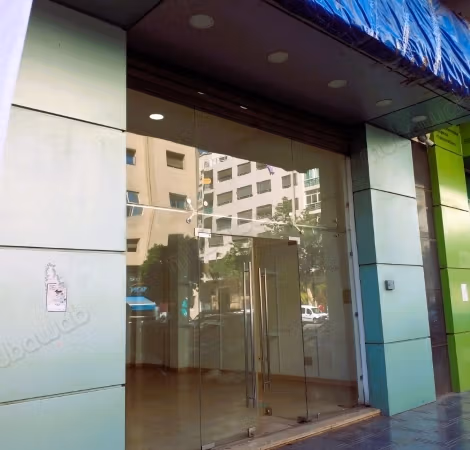Local 208m2 en el barrio Derb Ghellef a lo largo del bulevar