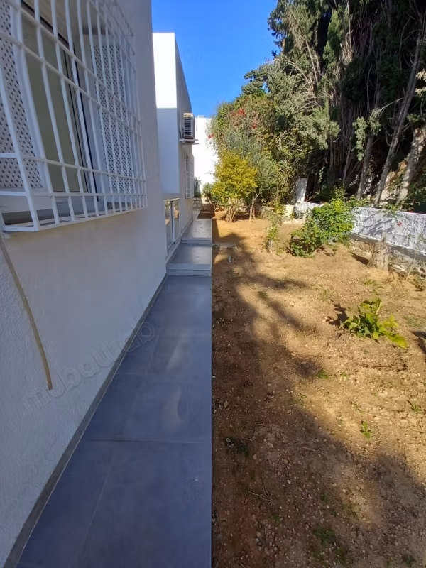 Maison à la vente à Gammarth Supérieur. Surface totale 980 m². Jardin et terrasse