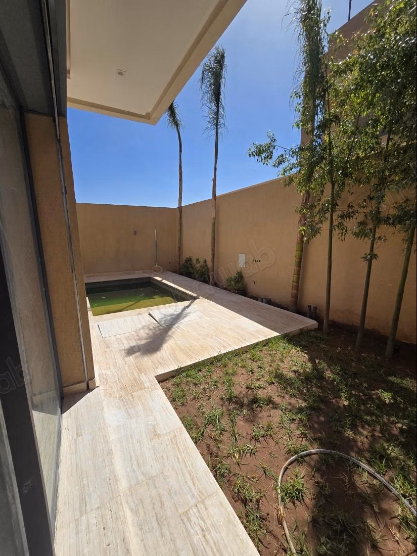 Grande villa de luxe neuve avec 5 chambres et piscine
