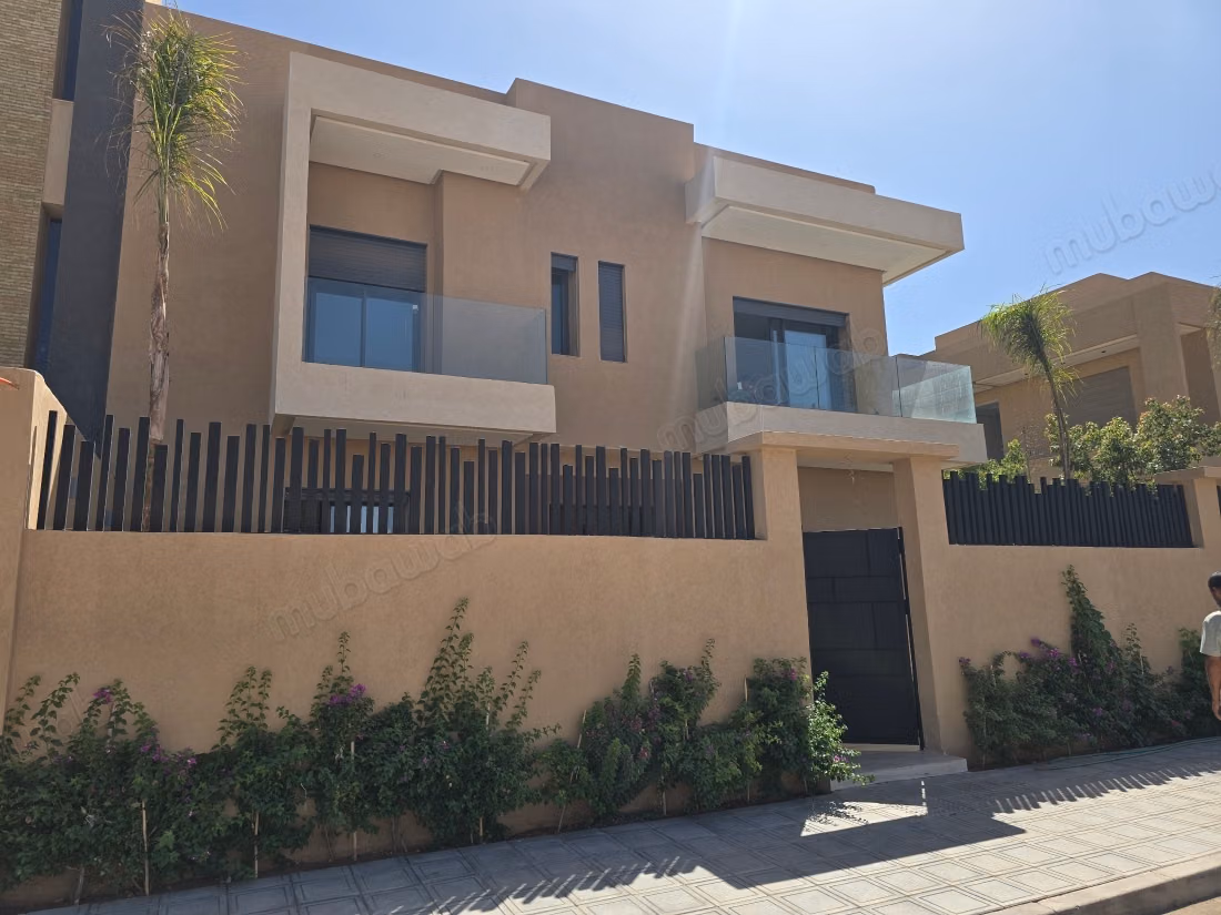 Grande villa de luxe neuve avec 5 chambres et piscine
