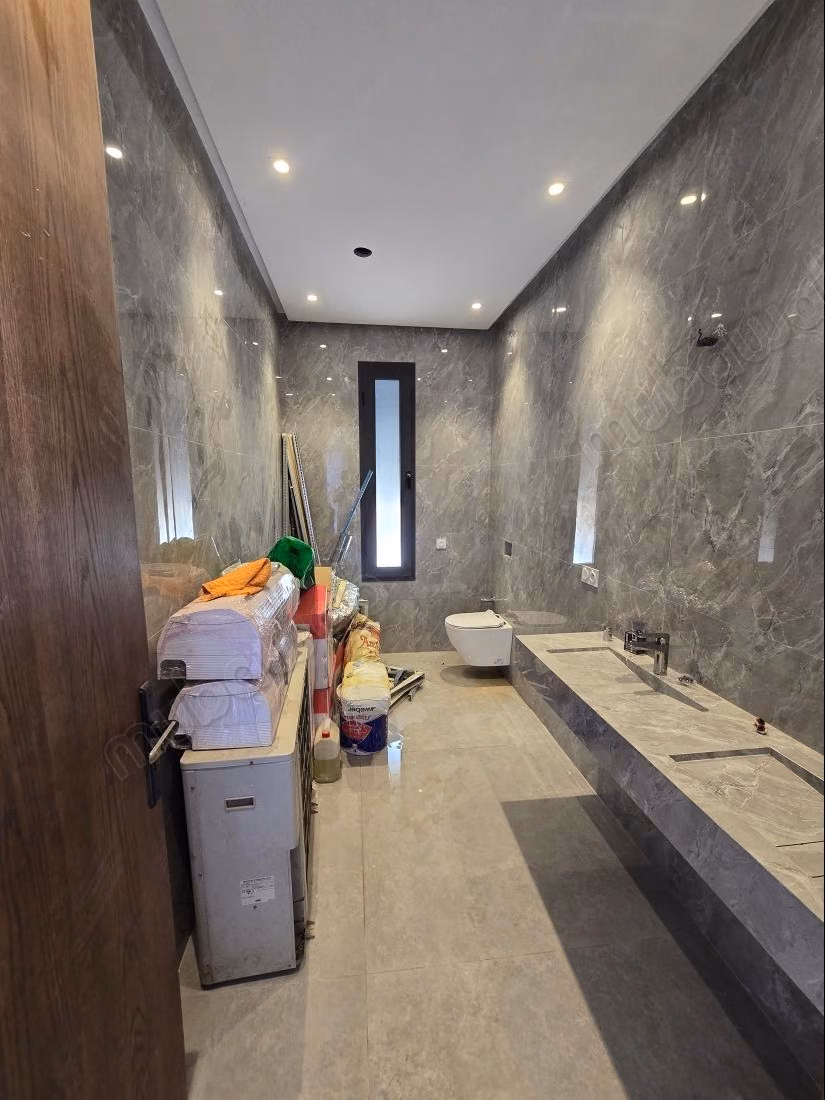 Grande villa de luxe neuve avec 5 chambres et piscine