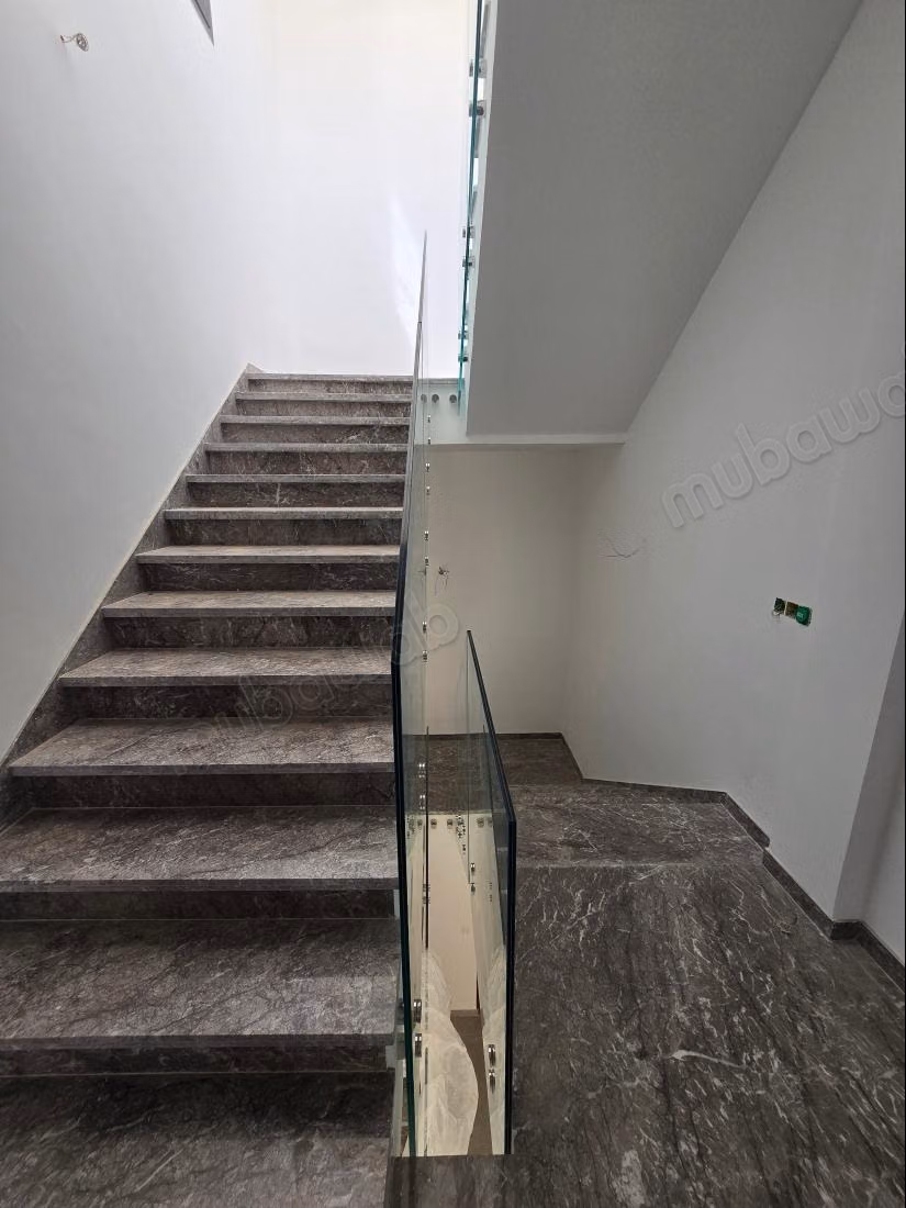 Grande villa de luxe neuve avec 5 chambres et piscine
