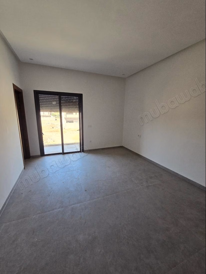 Grande villa de luxe neuve avec 5 chambres et piscine