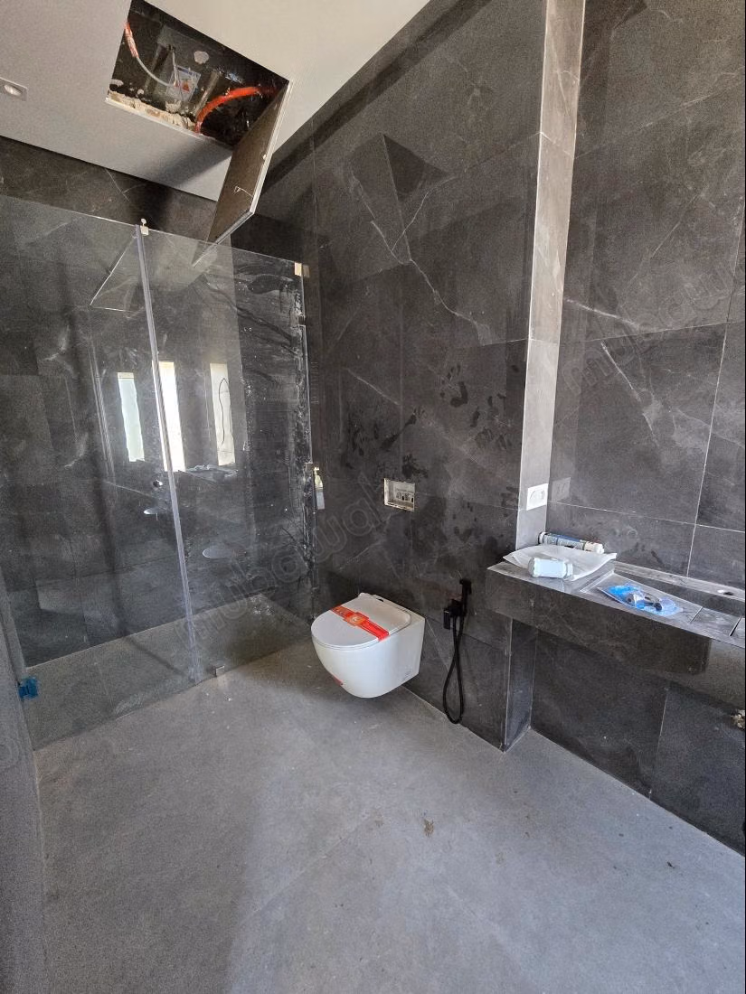 Grande villa de luxe neuve avec 5 chambres et piscine