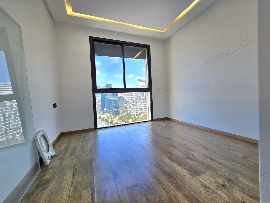 Appartement à louer à Casablanca Finance City.
Superficie 98 m².
Porte sécurisée et chauffage central