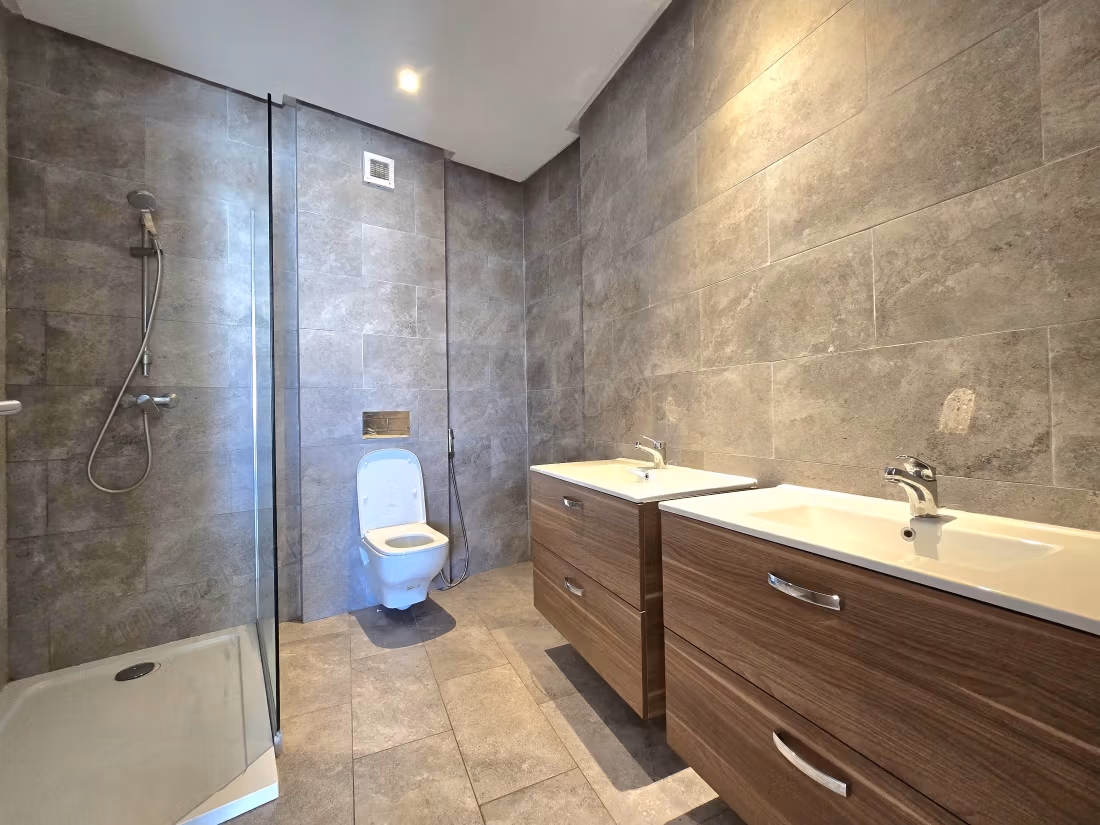 Appartement à louer à Casablanca Finance City.
Superficie 98 m².
Porte sécurisée et chauffage central