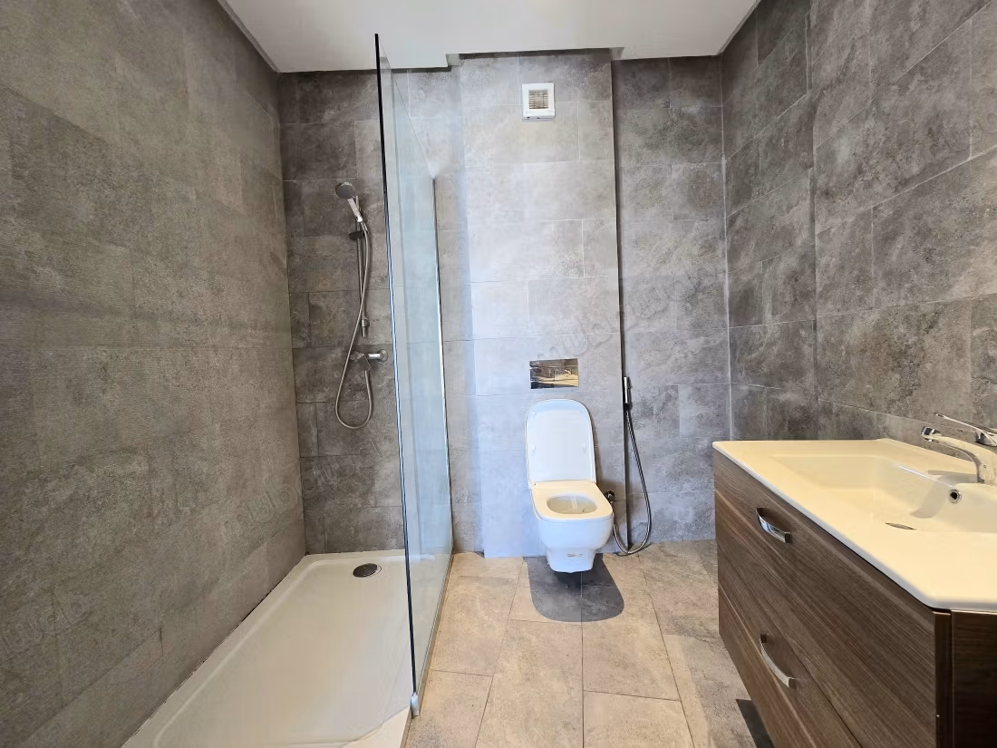 Appartement à louer à Casablanca Finance City.
Superficie 98 m².
Porte sécurisée et chauffage central