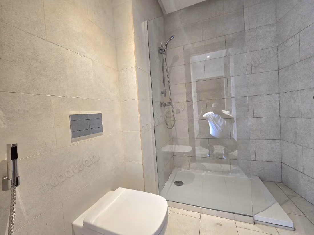 Appartement à louer à Casablanca Finance City.
Superficie 98 m².
Porte sécurisée et chauffage central