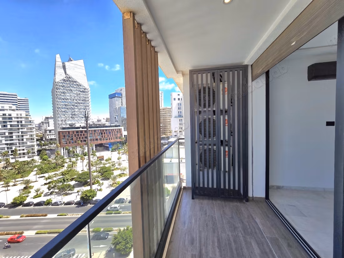 Appartement à louer à Casablanca Finance City.
Superficie 98 m².
Porte sécurisée et chauffage central