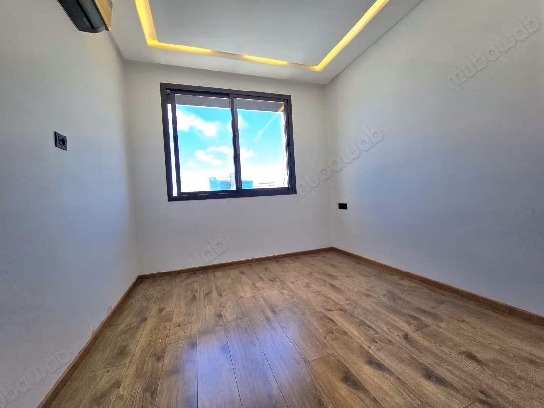 Appartement à louer à Casablanca Finance City.
Superficie 98 m².
Porte sécurisée et chauffage central