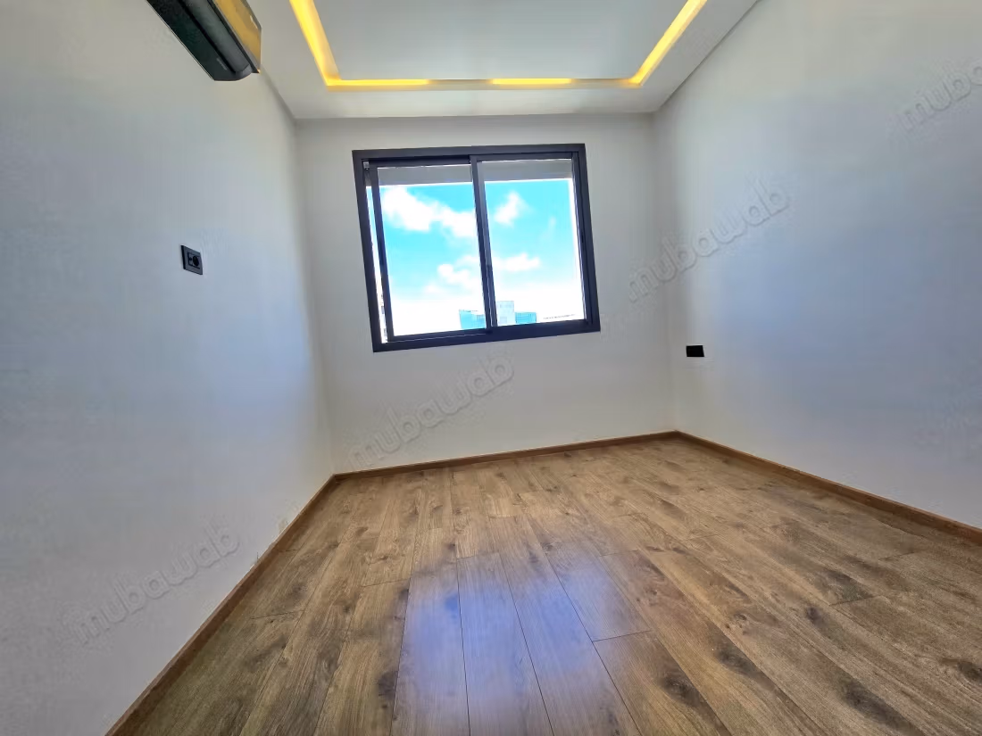 Appartement à louer à Casablanca Finance City.
Superficie 98 m².
Porte sécurisée et chauffage central
