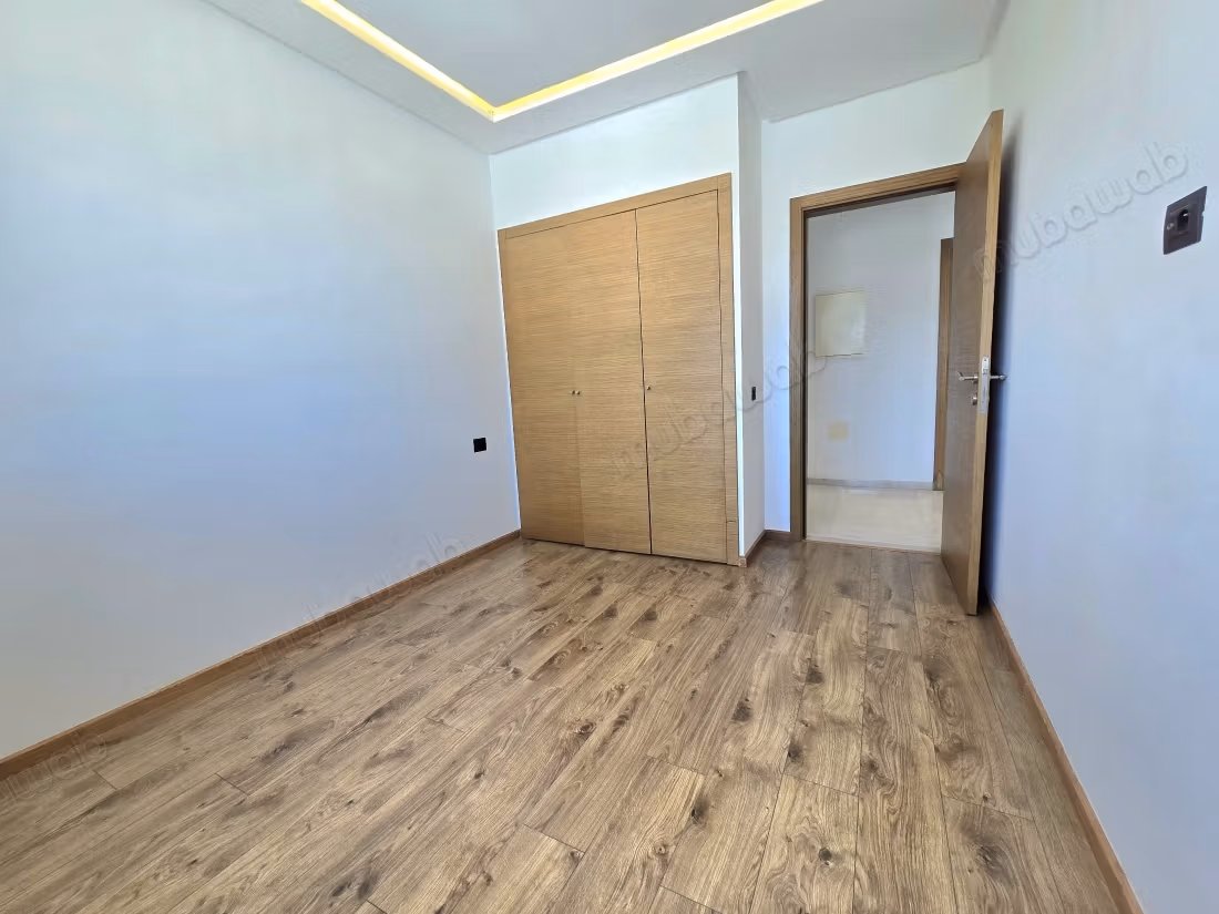 Appartement à louer à Casablanca Finance City.
Superficie 98 m².
Porte sécurisée et chauffage central