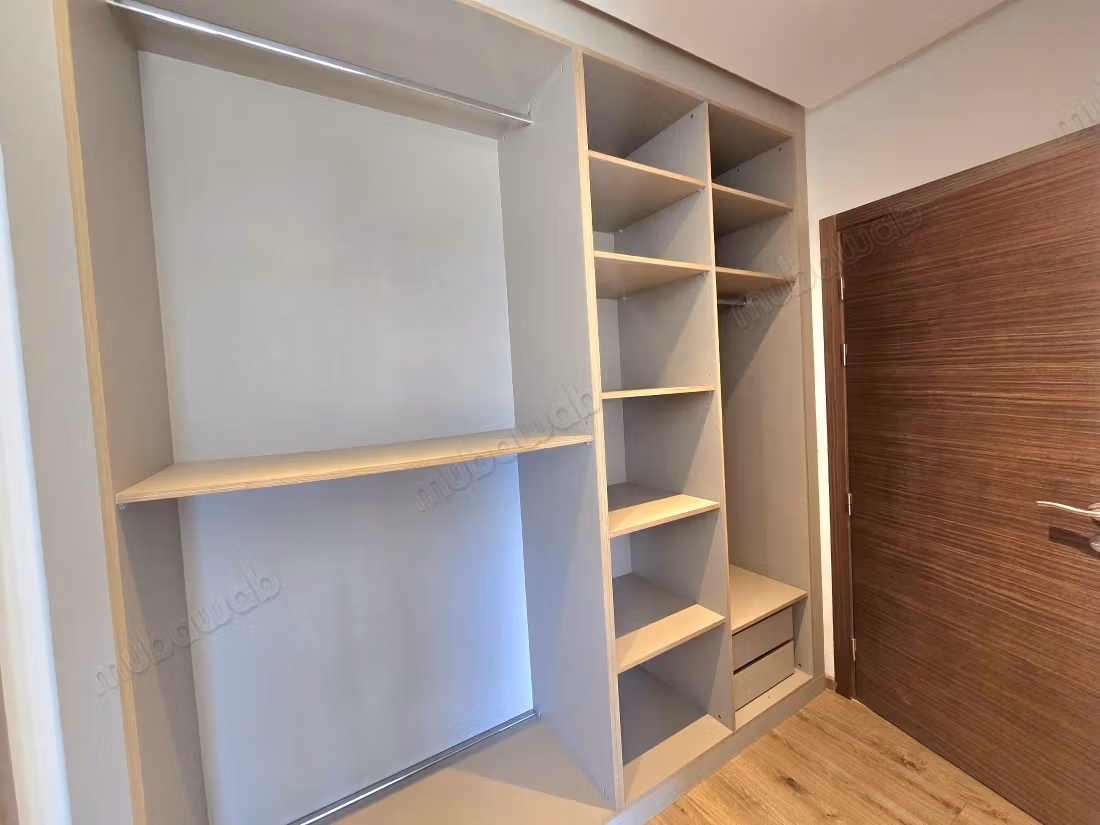 Appartement à louer à Casablanca Finance City.
Superficie 98 m².
Porte sécurisée et chauffage central