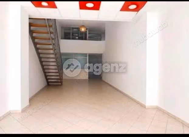 Spazio commerciale in vendita