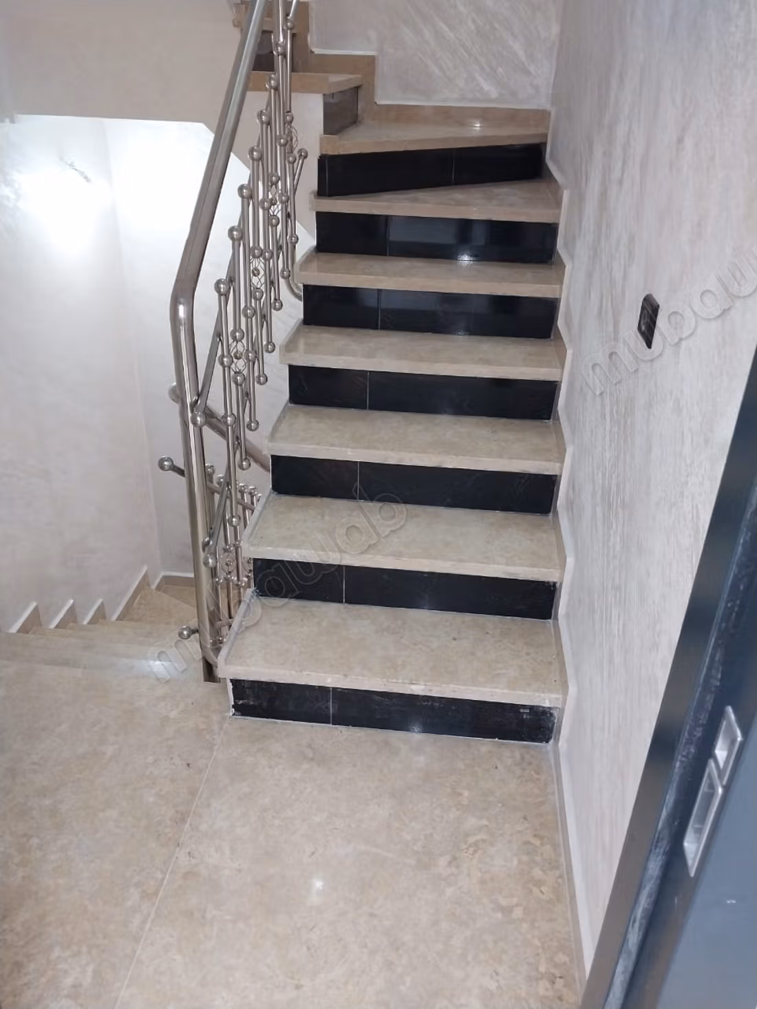 Maison à acheter à Mhamid. 
6 belles chambres. 
Système de parabole et salon marocain