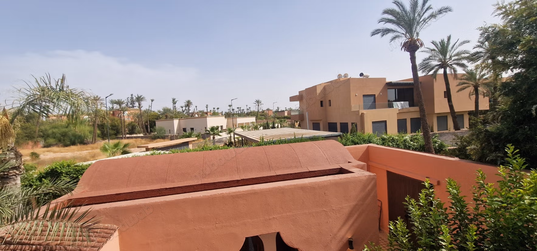Bellissimo riad in affitto a Ennakhil Palmeraie. 4 grandi stanze. Arredato
