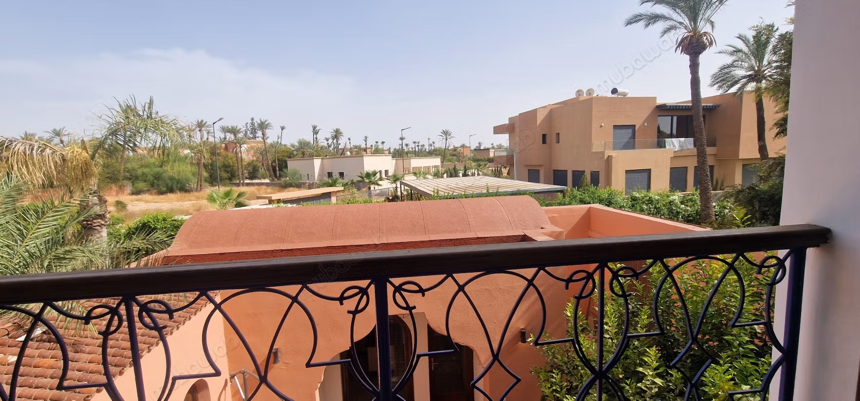 Bellissimo riad in affitto a Ennakhil Palmeraie. 4 grandi stanze. Arredato