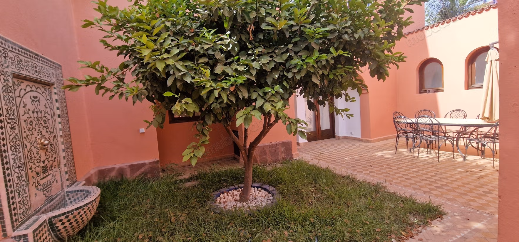 Bellissimo riad in affitto a Ennakhil Palmeraie. 4 grandi stanze. Arredato